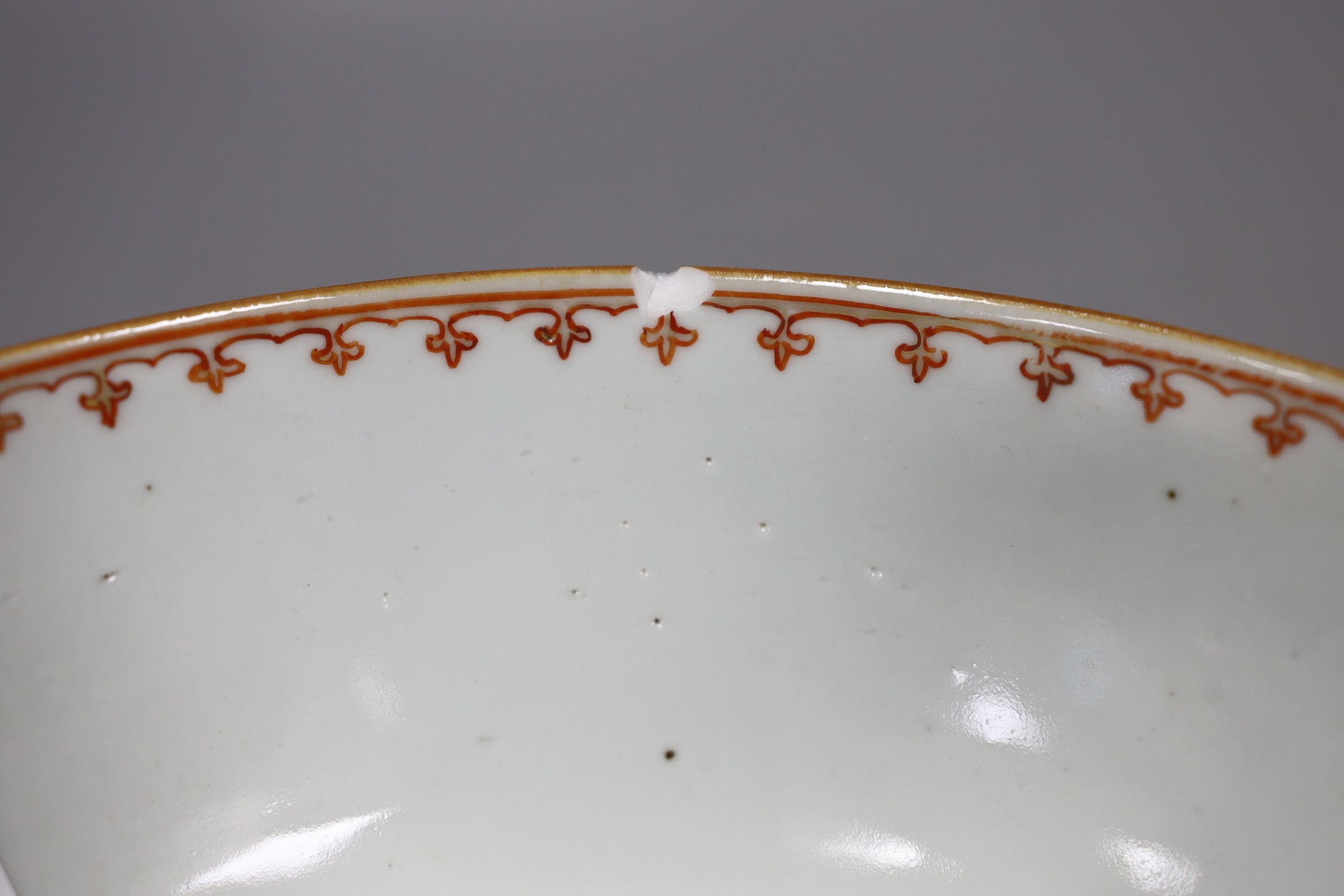 An 18th century Chinese export famille rose bowl, 20cm diameter